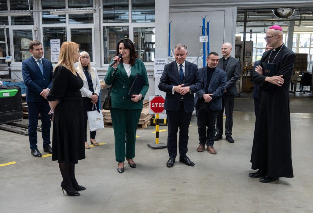 CCH_4760__ScaleWidthWzEyODBd